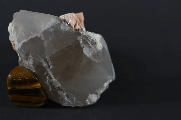 Siyah arkaplandaki mineraller ve kayalar