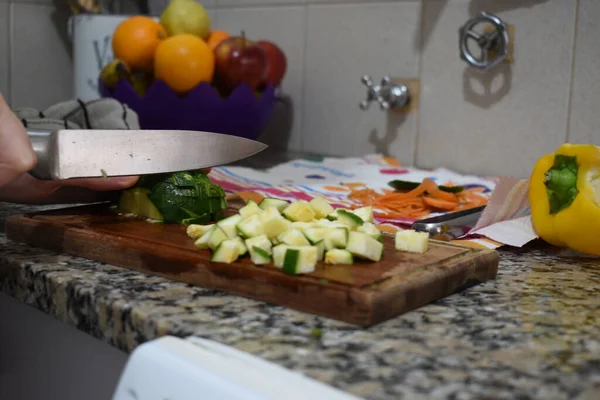 Mujer Cortando Verduras Amarillas Verdes —  Fotos de Stock