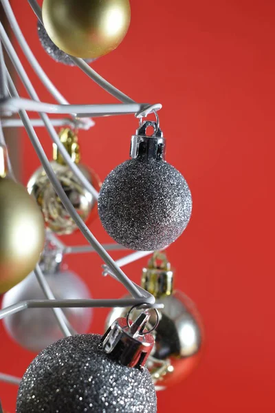 Goldene Und Silberne Weihnachtskugeln Auf Rotem Hintergrund — Stockfoto