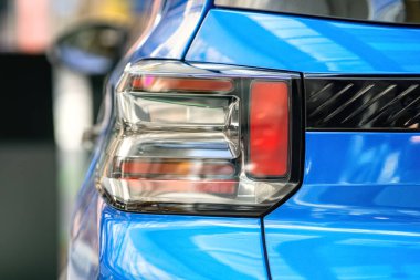 Brno, Çek Cumhuriyeti - 18 Haziran 2025: Modern mavi bir Citroen arabasının LED stop lambası ayrıntıları.