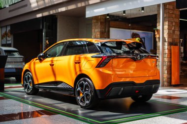 Brno, Çek Cumhuriyeti - 18 Haziran 2025: Turuncu modern elektrikli otomobil MG 4. Çin 'den gelen elektrikli motorlu hızlı spor SUV..