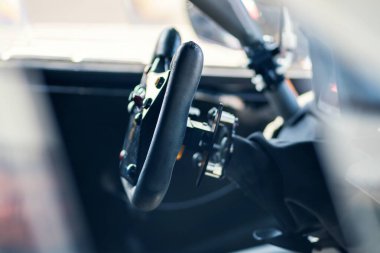 Brno, Çek Cumhuriyeti - 5 Eylül 2025: bir yarış arabasının direksiyon simidinin ayrıntıları. Spor bir aracın içi..