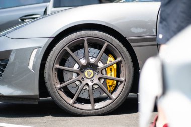 Brno, Çek Cumhuriyeti - 5 Eylül 2025: gri bir Lotus Evora arabasının ön tekerleğinin ayrıntıları. İngiliz hızlı spor arabası.