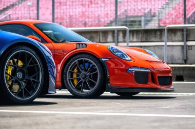 Brno, Çek Cumhuriyeti - 5 Eylül 2025: Dışarıdaki kırmızı bir Porsche 911 'in ön tarafı. Almanya 'da üretilen lüks hızlı araba..