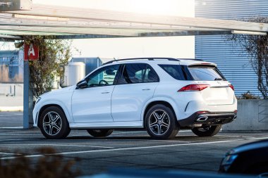 Çek Cumhuriyeti - 22 Şubat 2025: Otoparka dizel motorlu beyaz premium SUV Mercedes Benz GLE300. Almanya 'da üretilen büyük aile arabası..