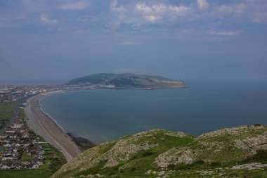 Llandudno ve Büyük Orme 'un bir yaz günü manzarası. Kuzey Galler 'deki küçük Orme' un bakış açısı