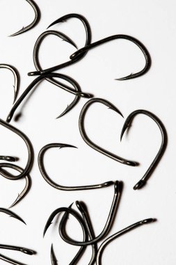 Parlak beyaz arka planda keskin noktaları olan dikenli oltalar.