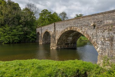 Brungerley Köprüsü, Clitheroe. Ribble nehrinin üzerindeki büyük taş köprü