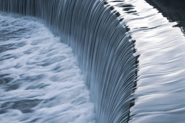 Падающая Вода Красивого Искусственного Водопада Саду Общественном Парке Лето — стоковое фото