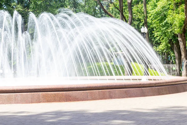 Fuente Redonda Está Parque Chorros Agua Fondo Parcialmente Borroso Líquido —  Fotos de Stock