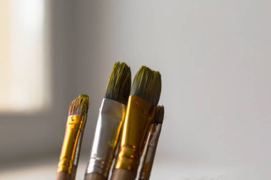 Birçok profesyonel ressam arka plandaki bulanık fırçaları yumuşak bir odak ile fotoğrafladı. Seçici odak.