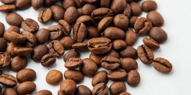 Beyaz arka planda izole kahve çekirdekleri grubu. Seçici odak.