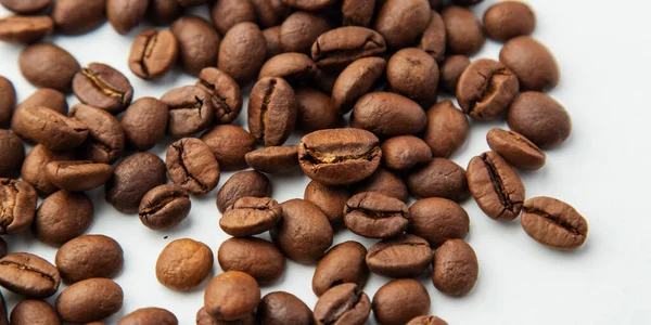 Beyaz arka planda izole kahve çekirdekleri grubu. Seçici odak.