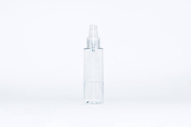 Açık gri arka planda siyah düğmeli antiseptik ya da kozmetik için saydam sprey şişesi. Coronavirüs koruma kavramı..