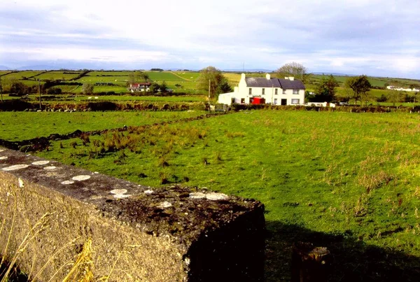 Casas Blancas Campos Verdes Muros Piedra Largo Del Camino Ballycastle — Foto de Stock