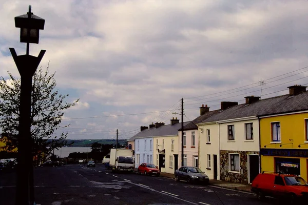 Büyüleyici bir Avrupa köyünün ana caddesi..