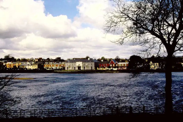 Huizen Aan Oever Van Rivier — Stockfoto