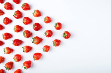 Çilek beyaz arka planda, üstten görünüm. Çilek deseni. Taze çilek beyaz arka plan üzerinde izole. Yaratıcı yiyecekler kavramı. Yat, alanı Kopyala