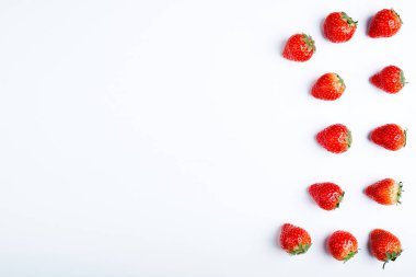 Çilek beyaz arka planda, üstten görünüm. Çilek deseni, düz yatıyordu. Taze çilek beyaz arka plan üzerinde izole. Yaratıcı yiyecekler kavramı. Kopya alanı