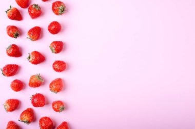 Pastel pembe arka planda çilek, üst manzara. Böğürtlen deseni Taze çilek düzlüğü. Yaratıcı gıda konsepti. Boşluğu kopyala