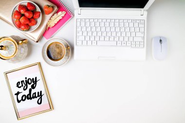 Düz yatıyordu trendy kadınsı ev çalışma. Ev ofis büro dizüstü bilgisayar, dizüstü bilgisayar, taze çilek ve beyaz arka plan üzerinde kahve fincanı. Düz yatıyordu, top vie