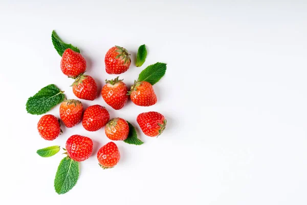 Frische Beeren Auf Weißem Hintergrund Draufsicht Erdbeere Und Minzblatt Flach — Stockfoto
