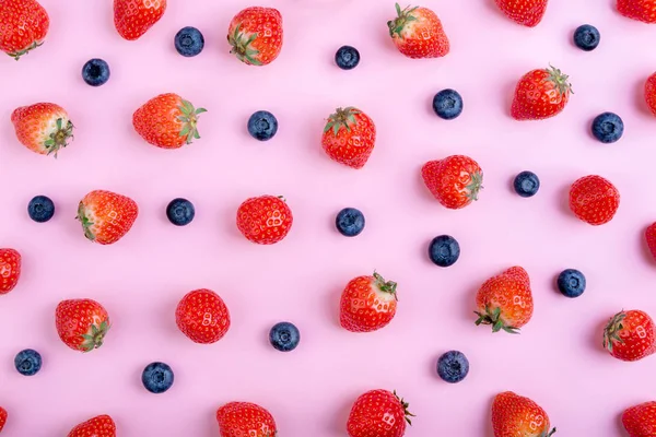 Erdbeere Und Blaubeere Auf Pastellrosa Hintergrund Draufsicht Muster Der Beeren — Stockfoto