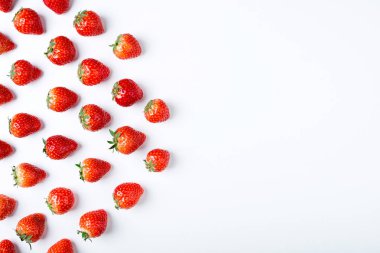 Çilek beyaz arka planda, üstten görünüm. Çilek deseni, düz yatıyordu. Taze çilek beyaz arka plan üzerinde izole. Yaratıcı yiyecekler kavramı. Kopya alanı