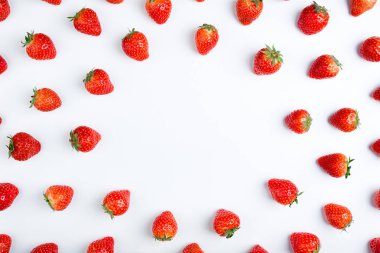 Çilek beyaz arka planda, üstten görünüm. Çilek deseni. Çerçeve taze çilek beyaz arka plan üzerinde yapılmış. Yaratıcı yiyecekler kavramı. Yat, alanı Kopyala