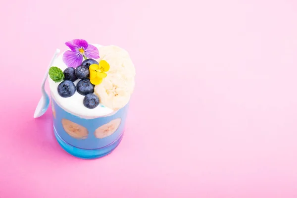 Postre Batido Con Frutas Bayas Frutos Secos Flores Sobre Fondo —  Fotos de Stock