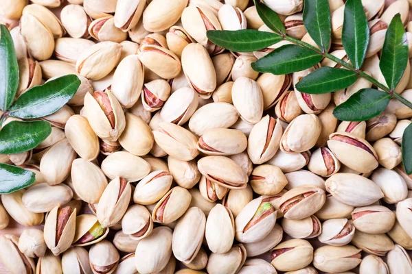 Pistachio background. Pistachio texture with leaves. Nuts — Stock Photo, Image