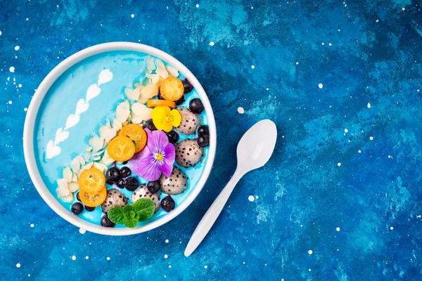 フルーツ ベリー ナッツ 花と青いスムージー ボウル 熱帯健康スムージー デザート 健康食品 ベジタリアン ダイエットのコンセプトです — ストック写真