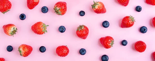 Aardbei Bosbes Roze Achtergrond Bessen Patroon Plat Leggen Zomer Berry — Stockfoto