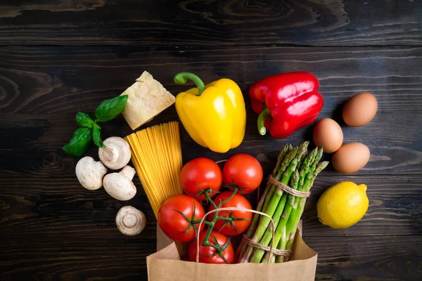 Gesunde Ernährung Hintergrund Gesunde Lebensmittel Papiertüten Gemüse Nudeln Eier Käse — Stockfoto