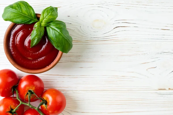 Salsa Ketchup Pomodoro Una Ciotola Con Basilico Pomodori Sul Tavolo — Foto Stock