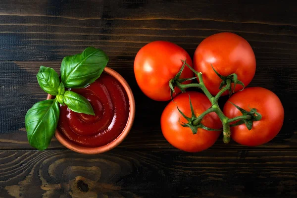 Tomato Ketchup Sauce Bowl Basil Tomatoes Dark Wooden Table Top — Stock Photo, Image