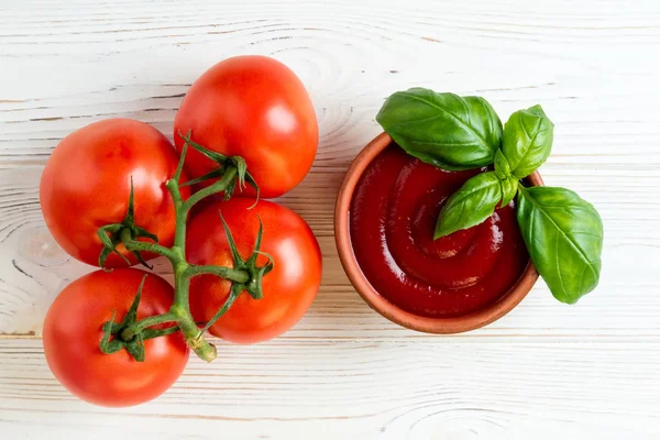 Tomatenketchup Sauce Einer Schüssel Mit Basilikum Und Tomaten Auf Weißem — Stockfoto