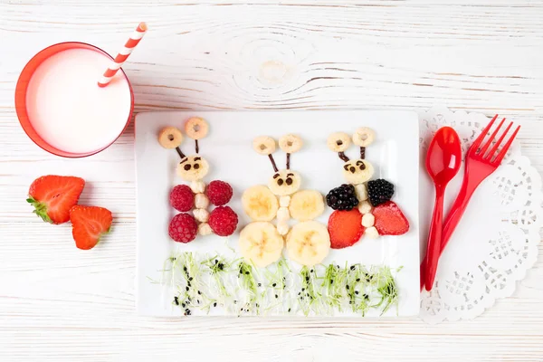 Sanduíches Leite Para Pequeno Almoço Das Crianças Sandes Borboleta Engraçados — Fotografia de Stock