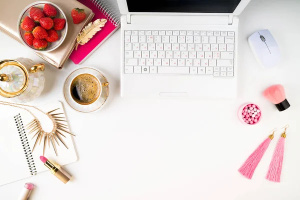 Lägenheten Låg Arbetsyta Med Laptop Kaffekopp Jordgubbar Tillbehör Och Kosmetika — Stockfoto