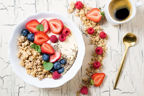 Granola Med Bär Yoghurt Och Kaffe Till Frukost Flingor Havre — Stockfoto