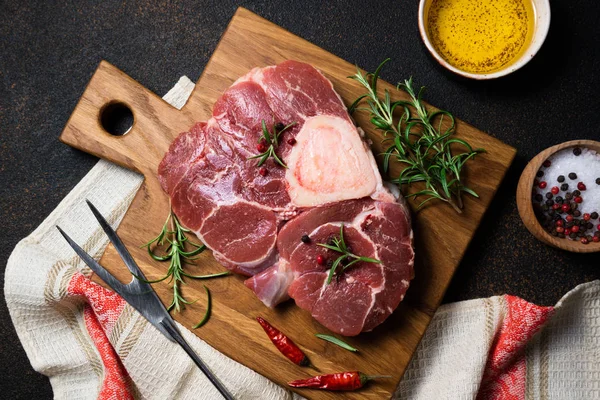 Rohes Frisches Rindersteak Osso Bucco Mit Kräutern Und Gewürzen Auf — Stockfoto