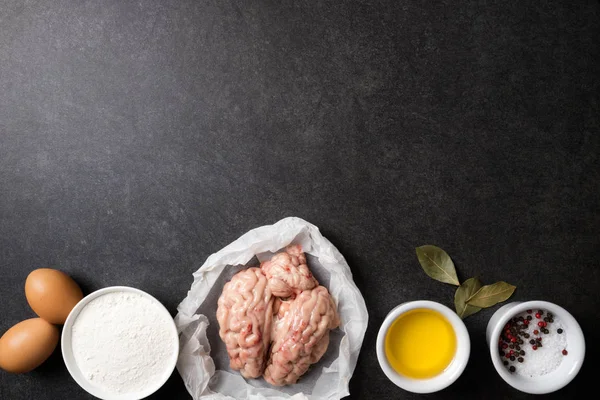 Cerebros Crudos Ingredientes Para Cocinar Cerebros Fritos Una Mesa Oscura —  Fotos de Stock