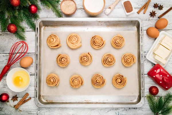 圣诞节烘焙背景 煮肉桂包子 准备生面团传统甜甜点面包丹麦糕点 Cinnabons 平躺的烘焙配料 — 图库照片