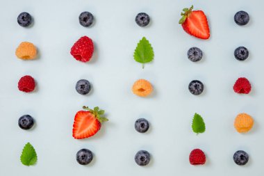 Pastel mavi zemin üzerine çilek deseni. Yaz meyveleri ile gıda arka plan. Yaratıcı minimalizm. Düz yatıyordu, en iyi görünümü
