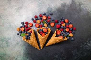 Taze çilek dondurma koni. Çilek, ahududu, yaban mersini tatlı için. Sağlıklı beslenme, diyet gıda ve beslenme için kavram. Üstten görünüm