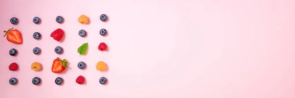 ピンクの背景に果実のパターン 夏のベリー類と食品の背景 創造的なミニマリズム フラット横たわっていた トップ ビュー Web — ストック写真