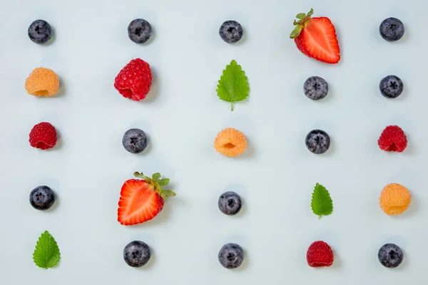 パステル調の青の背景に果実のパターン 夏のベリー類と食品の背景 創造的なミニマリズム フラット横たわっていた トップ ビュー — ストック写真