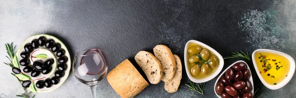 Azeitonas Vinho Tinto Pão Ciabatta Óleo Ervas Especiarias Sobre Fundo — Fotografia de Stock