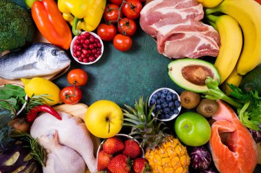 Arka plan sağlıklı gıda. Taze meyve, sebze, et ve balık masada. Sağlıklı gıda, beslenme ve sağlıklı yaşam konsepti. Üstten görünüm, kopya girintili