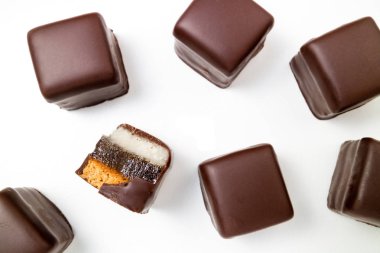 Çikolata şekerleme deseni. Çikolatalı pralin, truffles, marmelat, badem ezmesi bonbon üstten görünüm